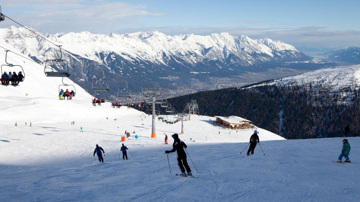Each resort near Innsbruck has its own character, yet all 13 are covered by one single ski pass: the Ski Plus City Pass Innsbruck. This pass also allows holders to visit many of the best museums in the region, take the plunge in a number of swimming pools, use the local ski buses and check out the best sights in the city using the Innsbruck Sightseer tour bus., © Tirol Werbung/Jenewein Markus