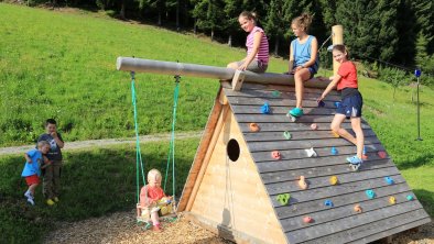 Kinderspielplatz mit Kletterstadel, Seilbahn, Trampolin, Sankiste, Kindertrettraktoren