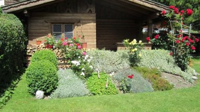 Gartenhaus mit Blumenbeet