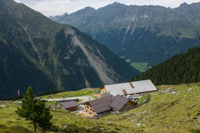 Located at an elevation of 2,022 meters above sea level, Juifenalm Alpine Pasture Hut is operated by Stern Family.