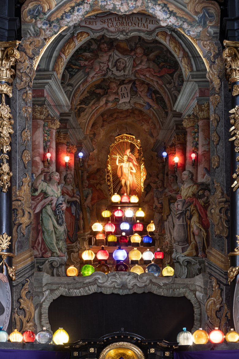 Graves are traditionally decorated with colourful glass balls at Easter. This example is from the Wallfahrtsbasilika Mariathal pilgrimage church., © Johannes Sautner