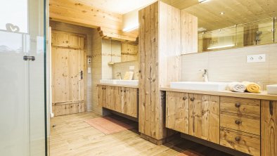 Badezimmer mit Altholz ausgestattet