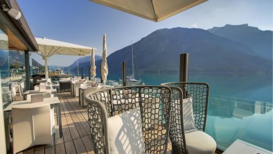 gemütlich Sitzen und Flanieren an der Seebar, © Hotel Post am See