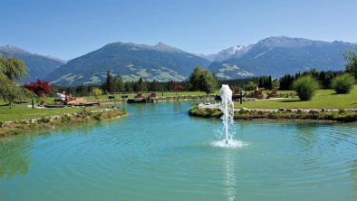 Schwimmteich mit Aussicht auf Tiroler Berge