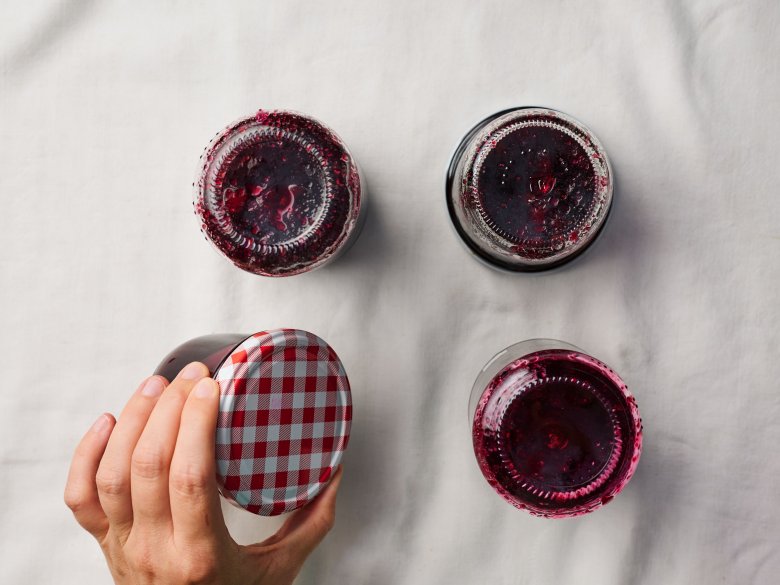 Step 9: Place the lids on the jars, close firmly, turn the jars over and leave to rest.