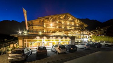 Hotel Alphof, Nachtansicht, © Alphof