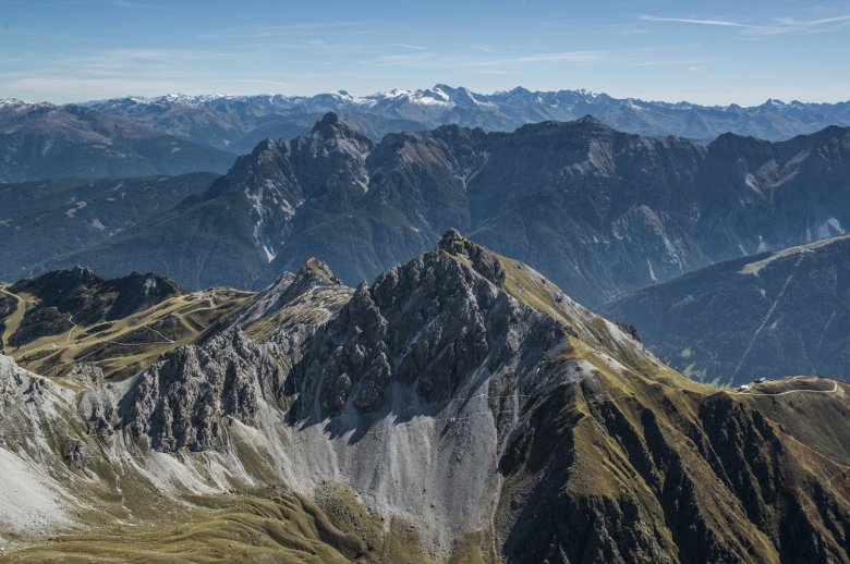 Aerial view of the Hoher Burgstall mountain showing the area near the Kreuzjoch mountain (far left).
, © TVB Stubai