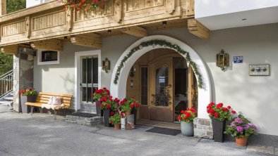 Hauseingang Hotel-Garni Birkenheim im Sommer