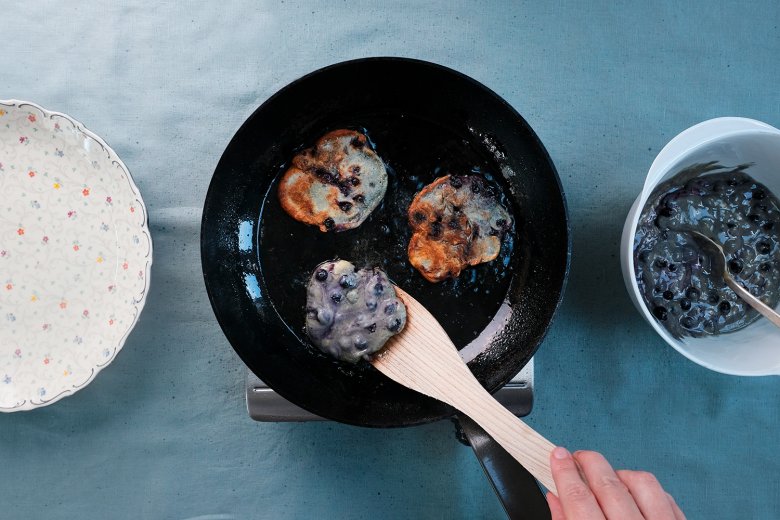 Cook the Moosbeernocken until golden brown on both sides.