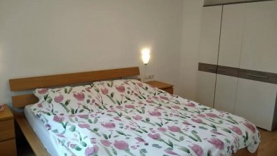 Schlafzimmer mit Doppelbett