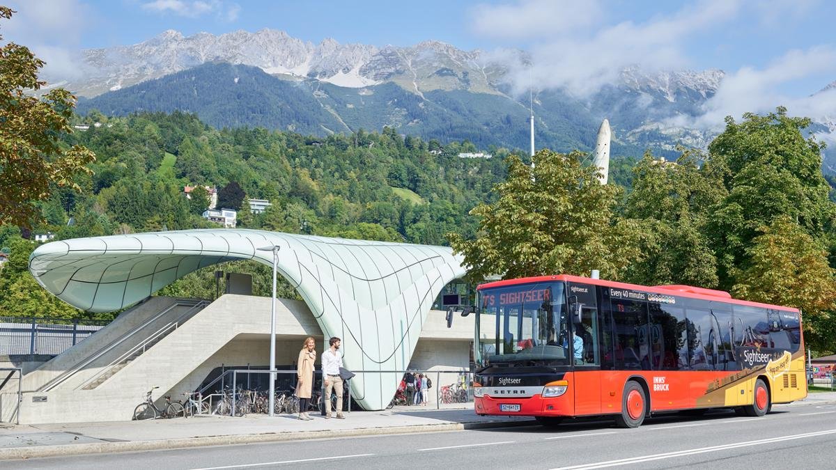 The Sightseer Innsbruck bus takes visitors to all the main city highlights, including museums, the Bergisel ski jump and Ambras Castle. Each seat has its own an audio guide. Tickets are valid for 24 hours, so you can hop on and off as you like., © Innsbruck Tourismus