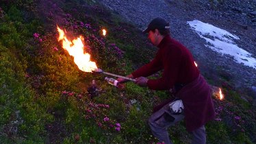 More than 3,000 individual fires that are lit by about 100 volunteers, © TVB Osttirol