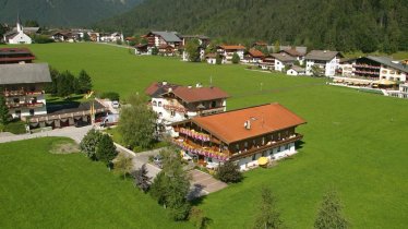 Landhaus Karwendel - Außenansicht im Sommer