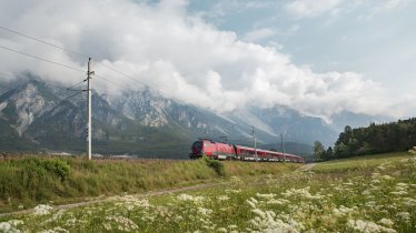 Viele Wanderungen  eignen sich ideal für eine Anreise mit Zug, Bus und Bahn.
, © Tirol Werbung, Regina Recht