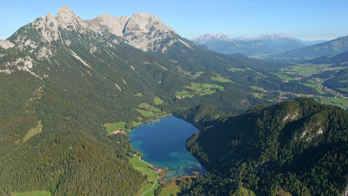 Four kilometres above Scheffau lies the beautiful Lake Hintersteiner See, a body of turquoise blue water in the heart of the Wilder Kaiser nature reserve. Its waters are among the clearest and cleanest in Tirol and a fantastic place to cool off after a summer hike., © Wilder Kaiser