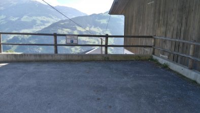 Parkplatz 100m unterhalb der Hütte