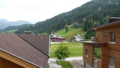 blick-vom-balkon-aus-zur-bergbahn-500x500