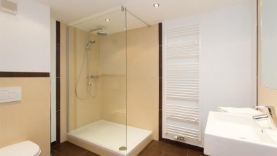Modernes Badezimmer mit Regendusche, © Sonn-Alm