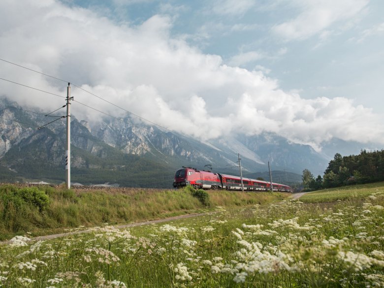 Viele Wanderungen  eignen sich ideal für eine Anreise mit Zug, Bus und Bahn.
, © Tirol Werbung, Regina Recht