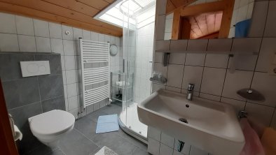 Badezimmer mit Dusche und WC