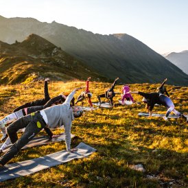 Yoga in the mountains, © Christian Riefenberg