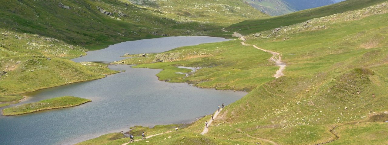 The ride passes the Scheidseen lakes on the provincial border between Tirol and Vorarlberg