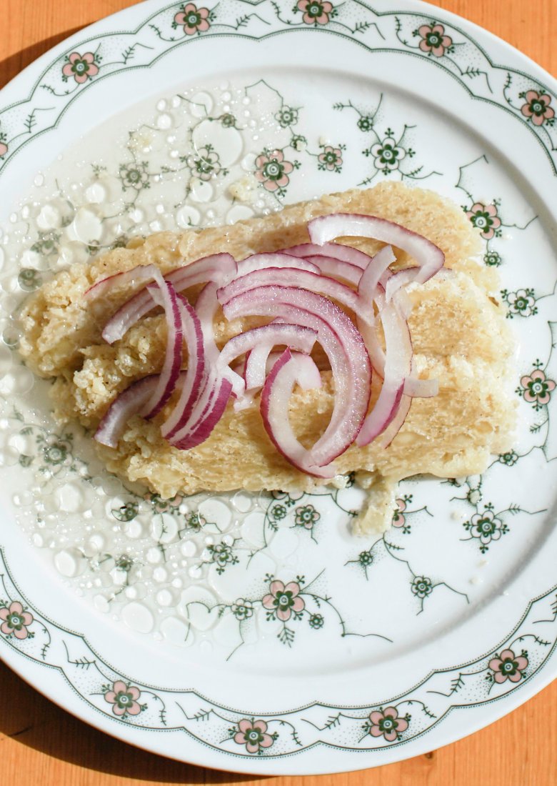 Graukäse is traditionally served with a vinegar-and-oil dressing.