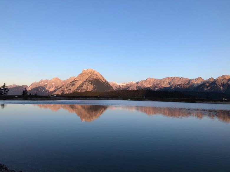 Reservoir on the Gschwandtkopf with a view to the Hohe Munde.
, © Julia Scheiring