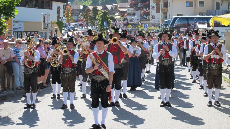 Auffach Town Band traditionally opens the Alpine Festival in Wildschönau Valley, © Wildschönau Tourismus