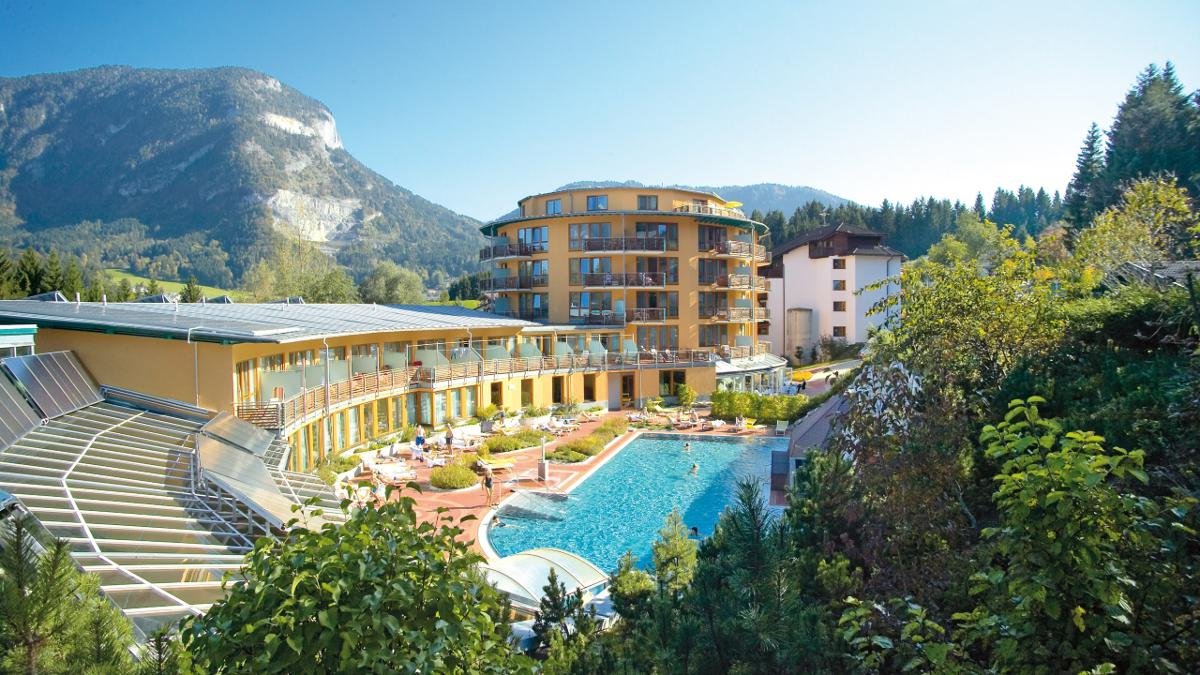 Since 1996 Bad Häring has proudly held the title of Tirol’s first and only spa resort. The village’s strong sulphur spring means it is able to offer guests treatments such as carbonic-acid baths, sulphur baths as well as mud and peat wraps and a selection of massages at the modern four-star plus spa centre., © Kurzentrum Bad Häring-Künig GmbH