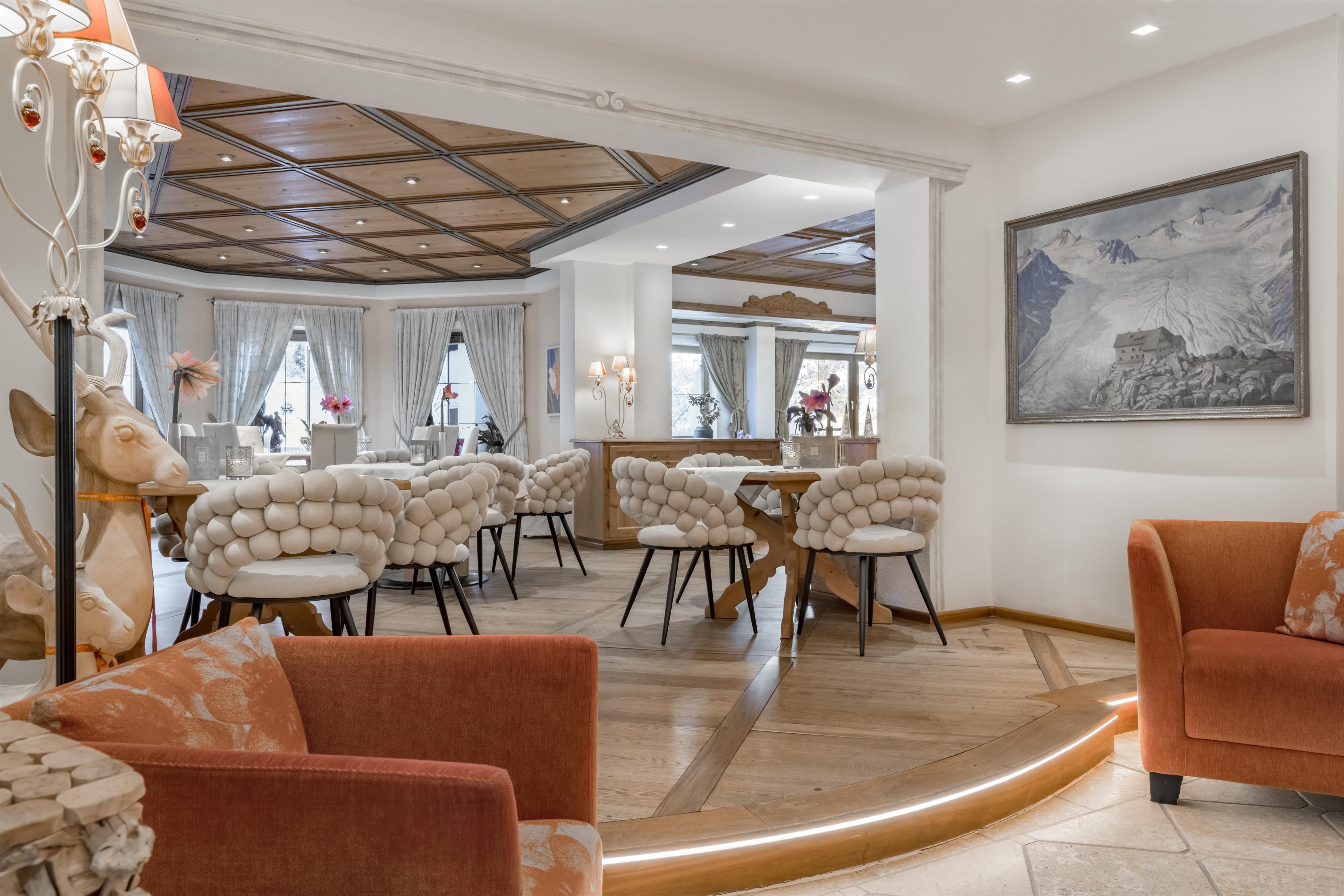An elegant café with modern furniture and pleasant lighting. The decor is bright and inviting, ideal for relaxing.