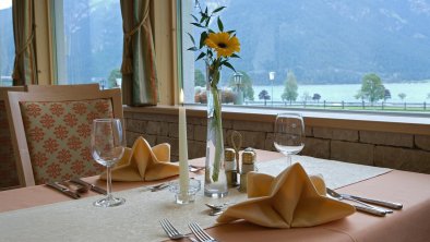 Tisch am Fenster, © Hotel Bergland