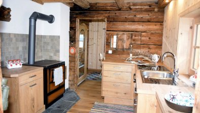 Küche mit Holzherd und E-Herd