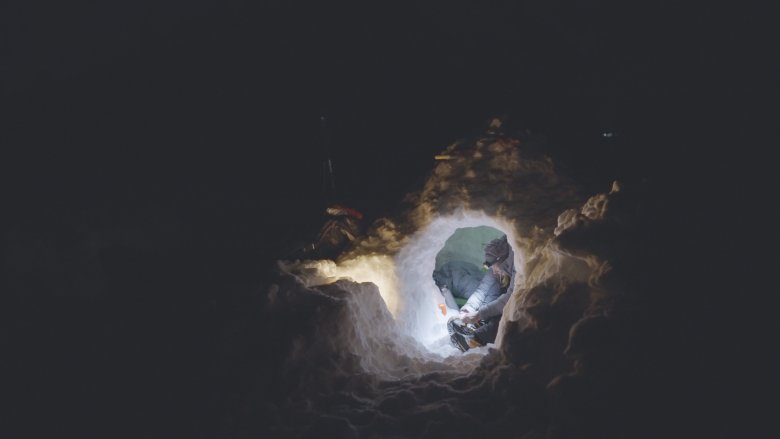 The entrance to the snow shelter faces away from the wind and lies a little lower than the sleeping area to let the cold air flow out.
