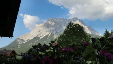 Blick auf das Wettersteinmassiv mit Zugspitze, © Haus Fichtl