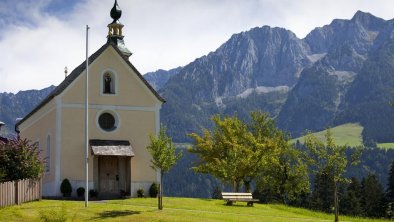 Kapelle mit Bergpanorama Kaiserwinkl