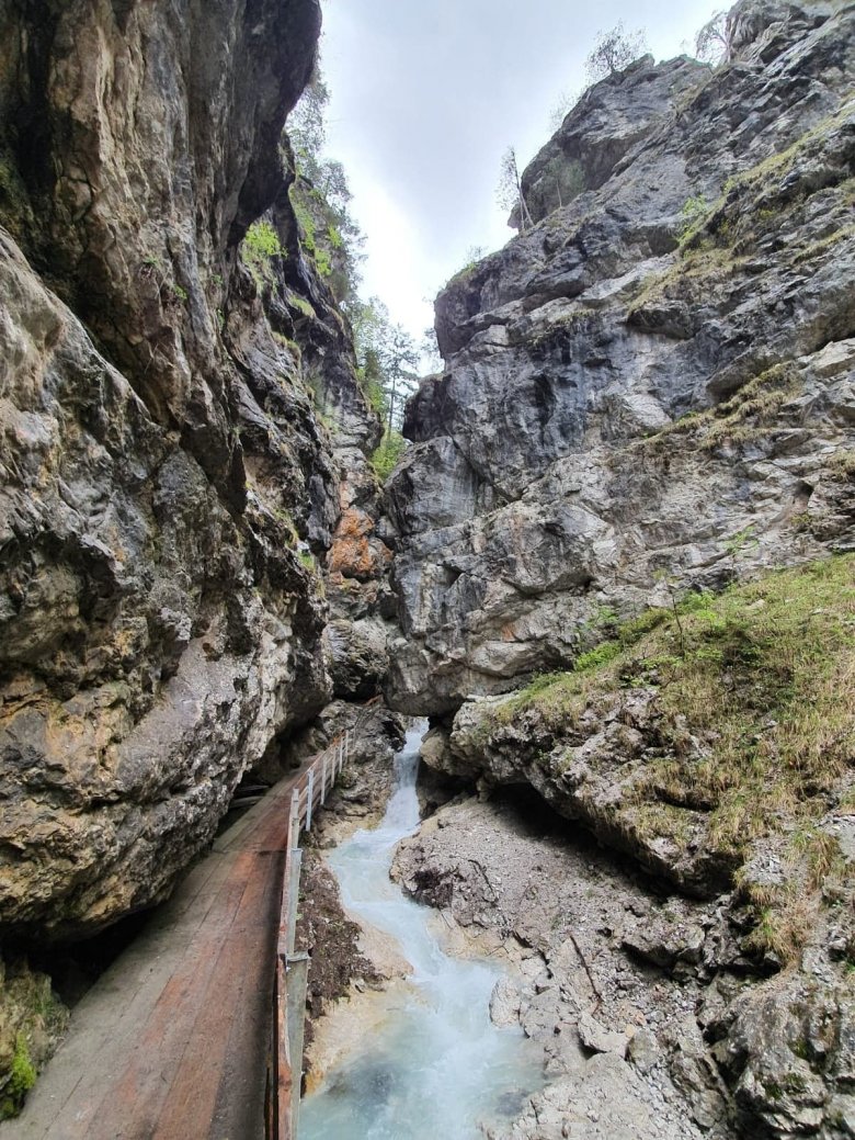 Stretching 1.5 kilometres from start to finish, the Schinderbach river flows from the Blue Grotto at the end of the Rosengartenschlucht canyon down to Imst.
, © Verena Eichinger