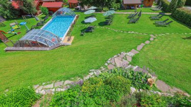 5000 m² garden with heated and covered pool