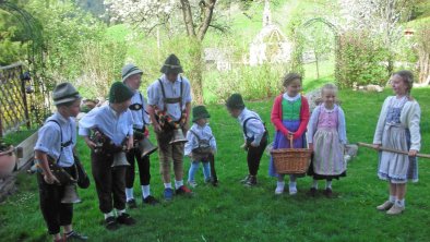 Tiroler Brauch - Grasausläuter im Frühjahr