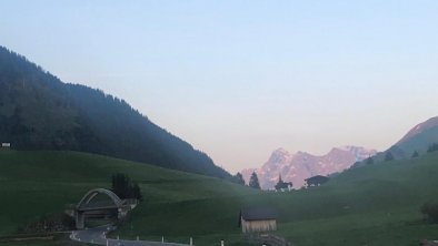 Straße Berwang - Rinnen mit der Zugspitze, © TIROLIVING