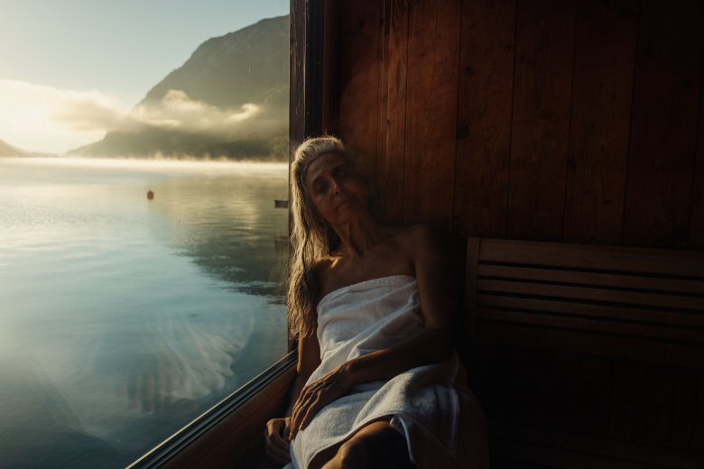 Relaxing on the shores of Lake Achensee, © Tirol Werbung / Ramon Haindl