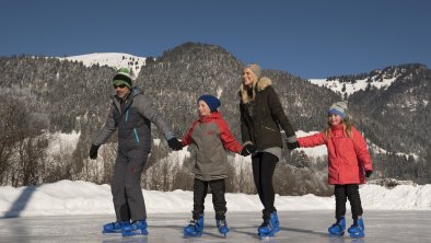 Kaiserwinkl-Urlaub-Winteraktivitaeten-Eislaufen, © TVB Kaiserwinkl