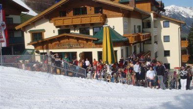 Gemütlicher Apres Ski auf der Kaminstubenterrasse