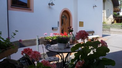Haus Juen, Eingang/Blumen