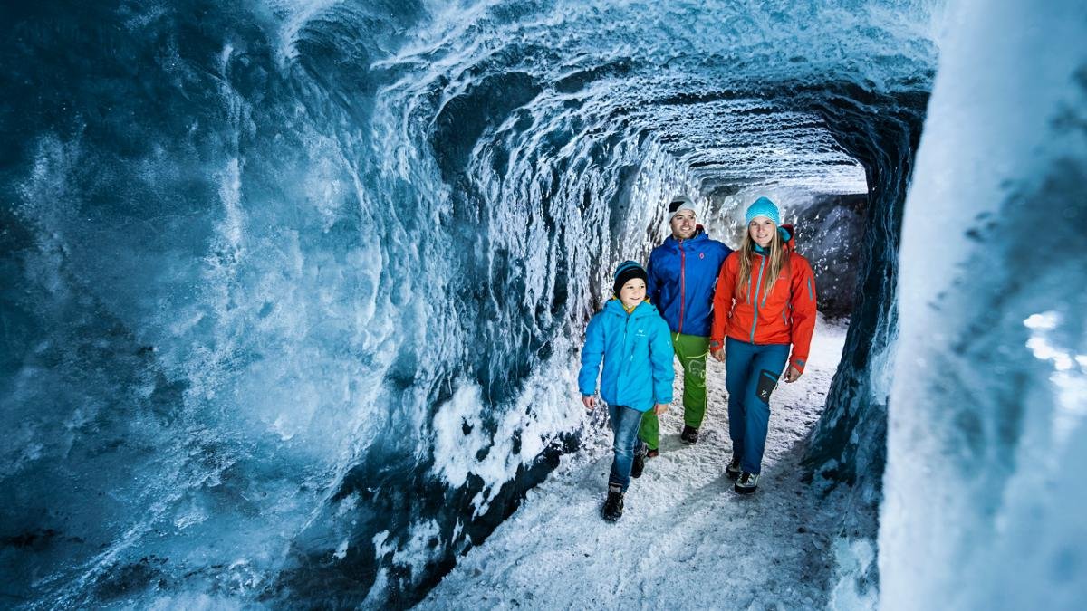 Do you know what fluvio-glacial is? And are you aware of the best way to protect glaciers from melting? These and other intriguing questions are answered in this ice cave offering guests of all ages a fascinating insight into the world of snow and ice., © Stubaier Gletscher/Andre Schönherr
