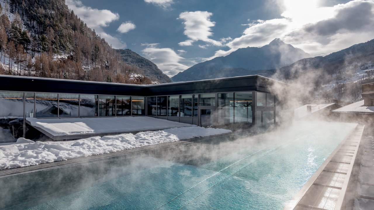 Outdoor infinity pool on the roof of the hotel &quot;die berge&quot;, © die berge/Alexander Lohmann