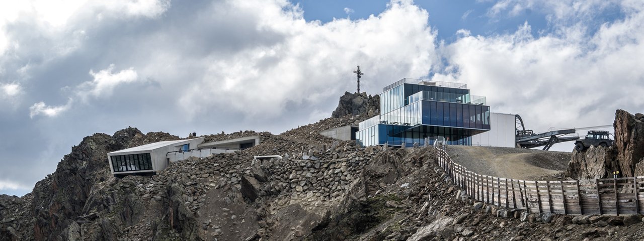 007 ELEMENTS – James Bond Installation atop Gaislachkogel in Sölden, © Bergbahnen Sölden/Kristopher Grunert