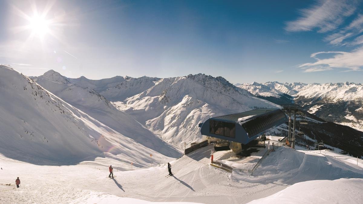 Visitors to the “Skiparadies Reschenpass” can experience skiing and snowboarding in both Austria and Italy. This wintersports area straddling the Reschenpass regularly receives top ratings., © Nauders