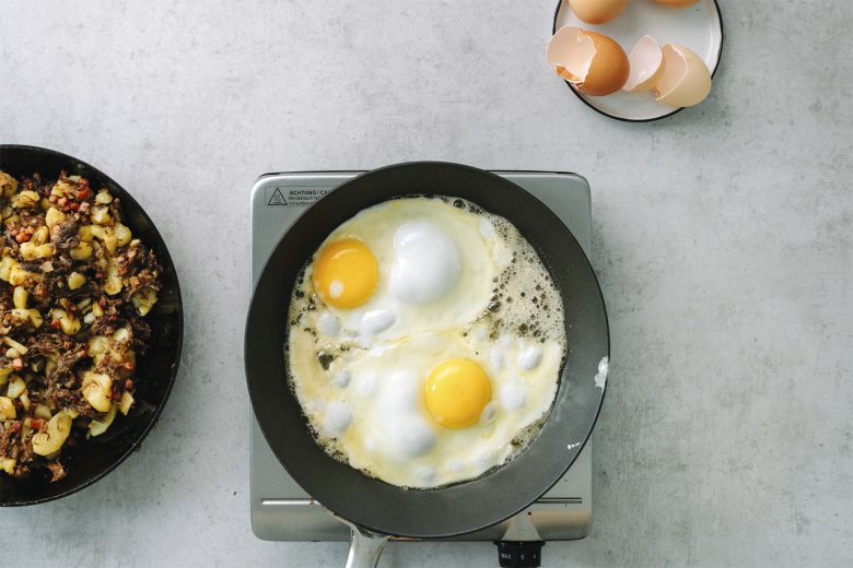 Step 3: Fry eggs in butter and serve the “Tiroler Gröstl” with fried eggs on top.