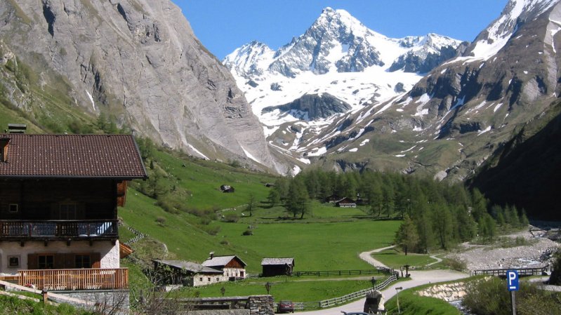 Lucknerhaus Lodge with Großglockner Mountain